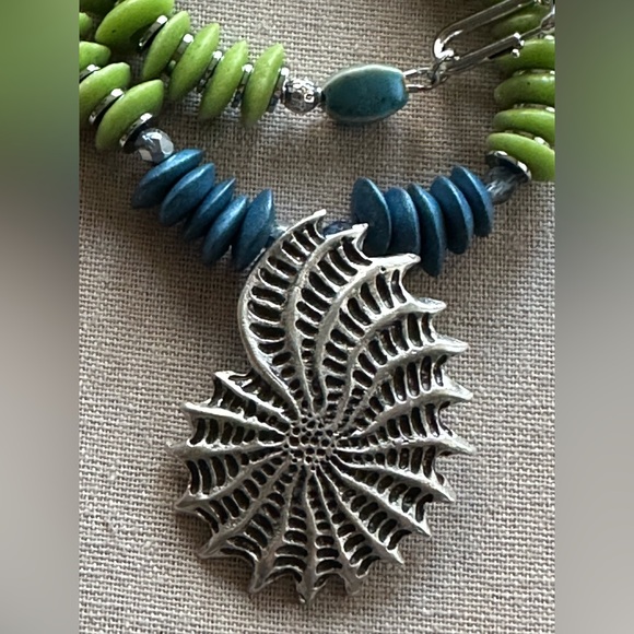 22 inch green and blue beachy necklace NWOT - Picture 7 of 15